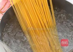 奶油培根意面的做法图解1