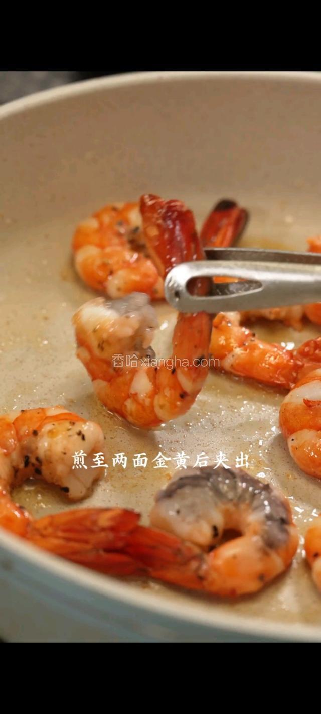 黑虎虾煎至两面金黄后夹出