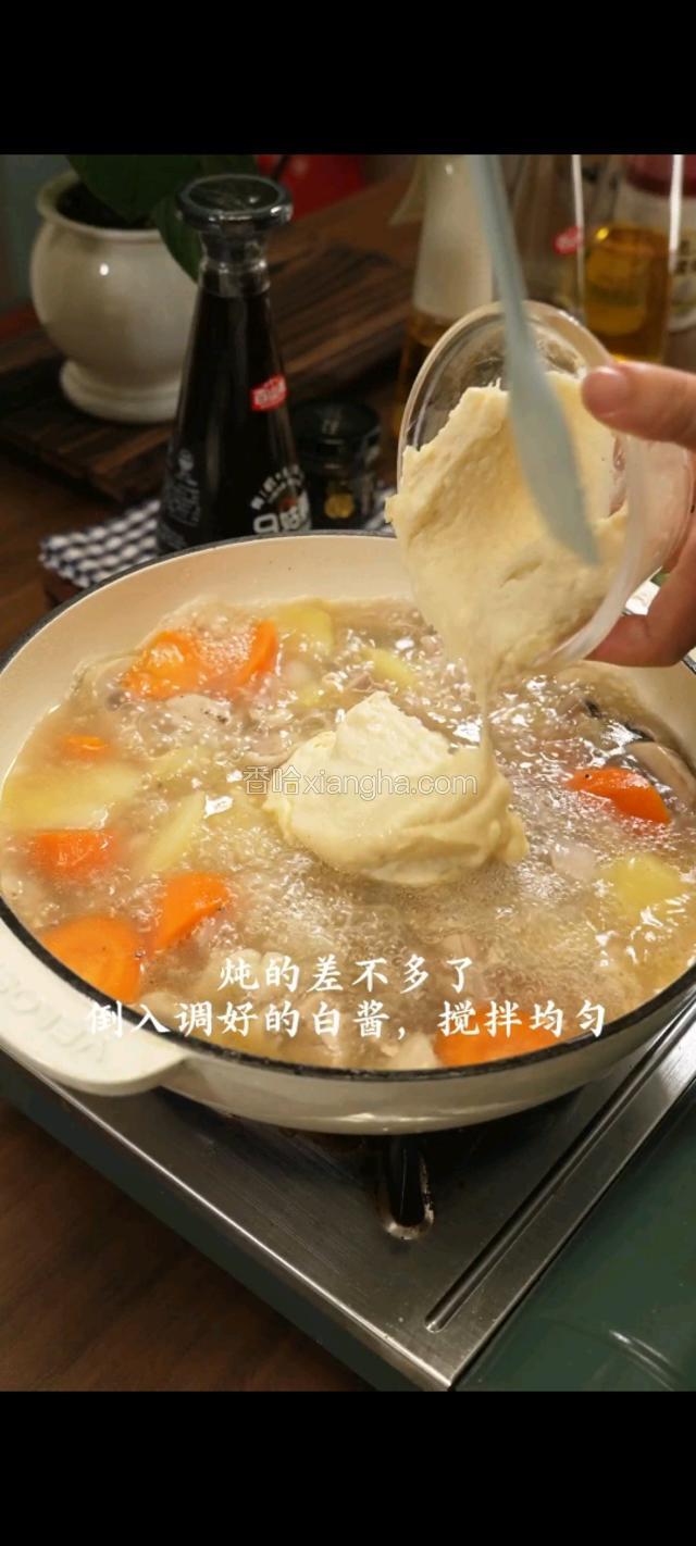 倒入调好的白酱搅拌均匀。