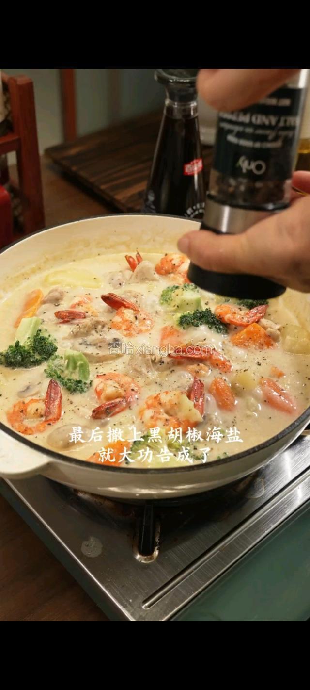 倒入西兰花和虾仁煮熟，撒上黑胡椒海盐即可。