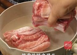 板栗炖排骨的做法图解1