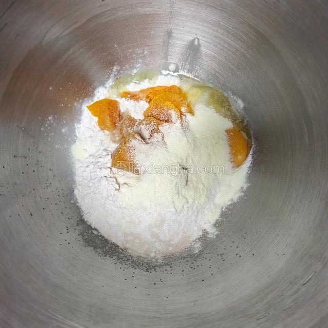 把食材（除黄油和熟南瓜汁外）都倒入厨师机，1档搅匀，4档打7分钟左右出粗膜，加入黄油，2档搅匀，4档打8~10分钟至扩展阶段，这期间自己根据面团状态，看看要不要加南瓜汁，需要就加，不需要不加