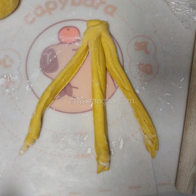 切成3个细条，顶部不要切开