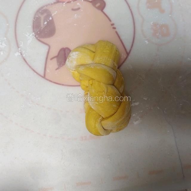 收口，折叠放入吐司