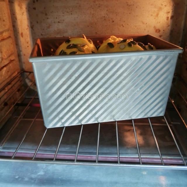 烤箱上下管预热，上管160℃，下管170℃，下层烤36分钟。在烤差不多15分钟左右时观察一下上色情况