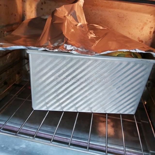 上色了就盖锡纸，待36分钟烤完后，烤箱开热风，180℃再烤3分钟