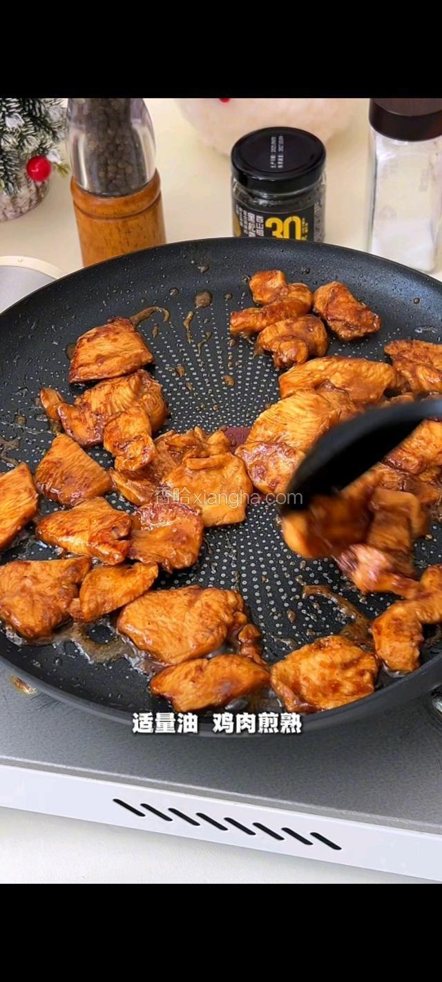 倒入适量油，鸡肉煎熟。