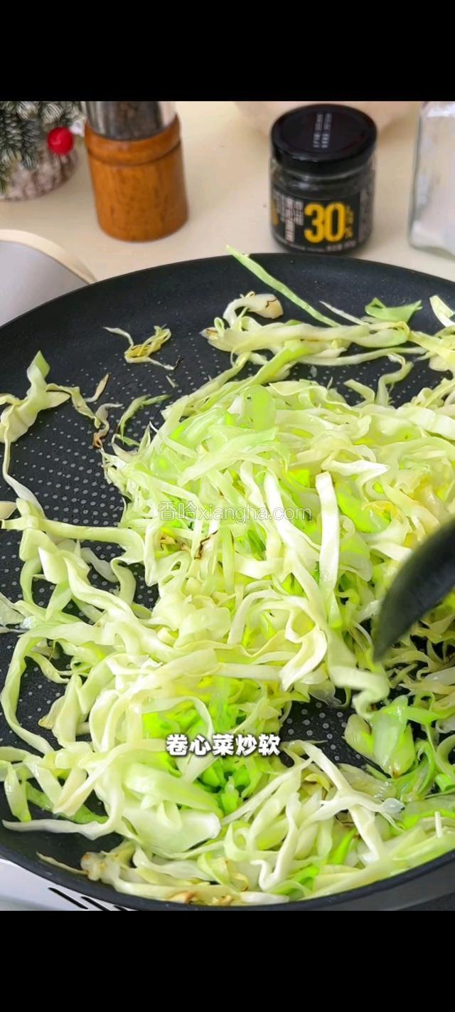 放入卷心菜炒软。