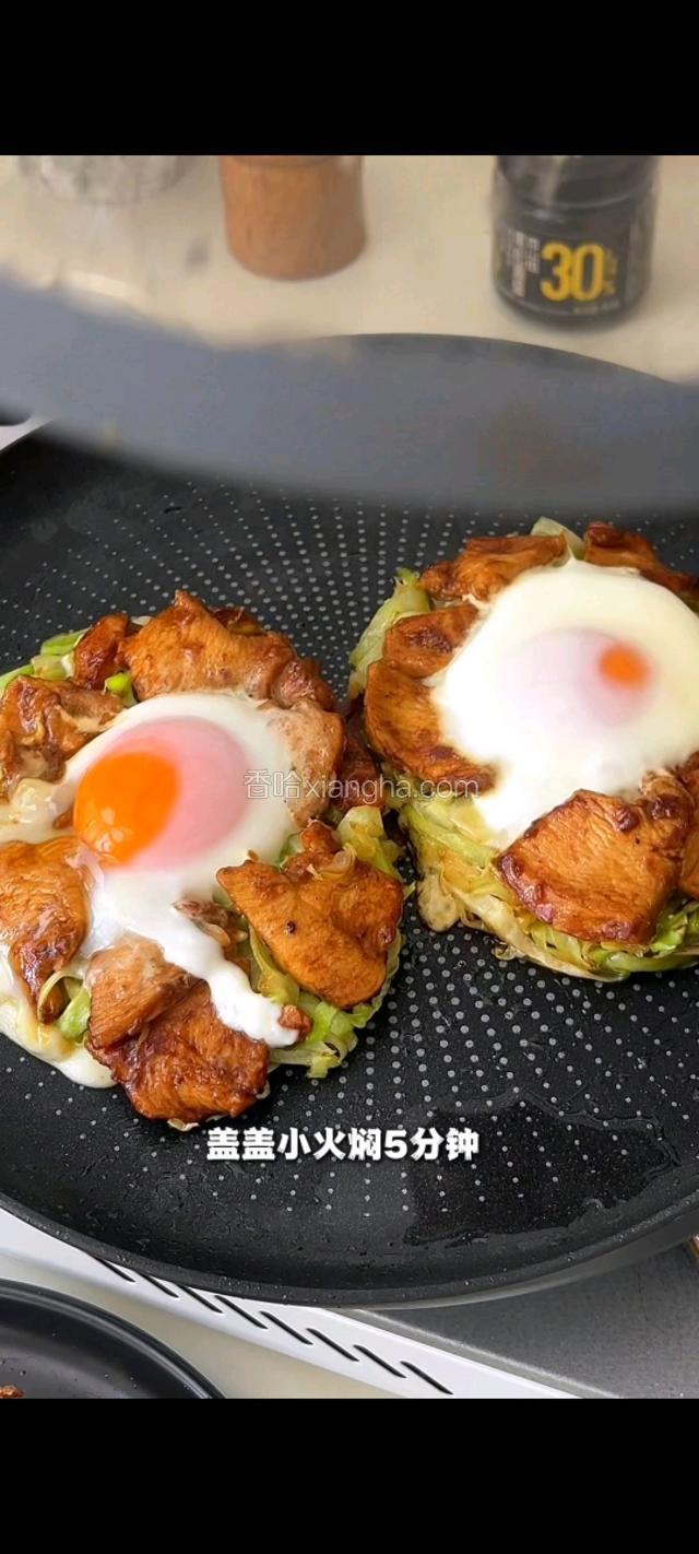打上鸡蛋，盖盖小火焖5分钟。