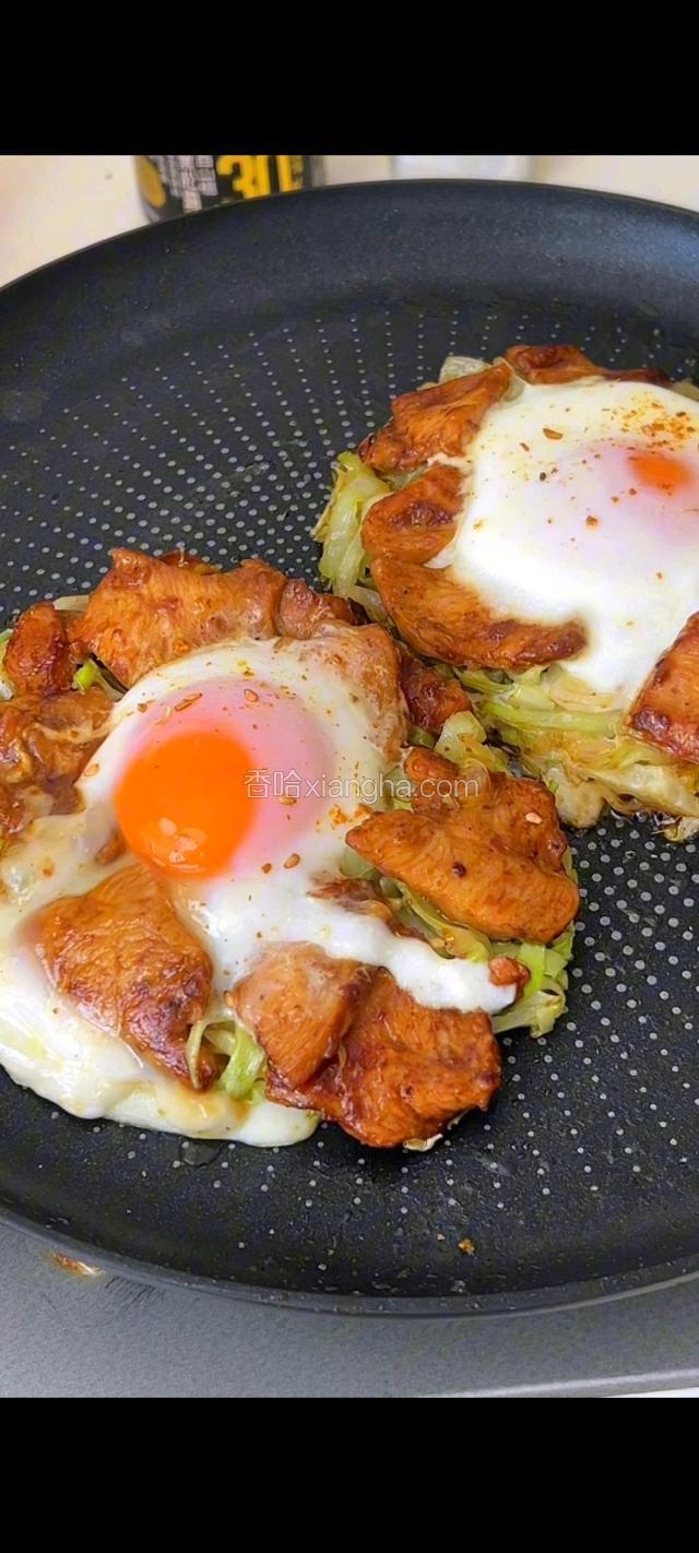 撒上辣椒粉和欧芹碎。