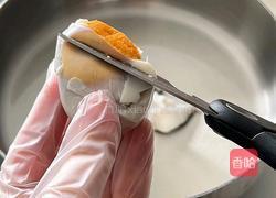 咸蛋黄虾仁豆腐汤的做法图解1