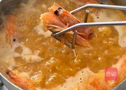 咸蛋黄虾仁豆腐汤的做法图解5
