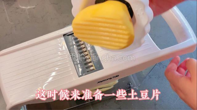 土豆可以用蔬菜器切片备用。
