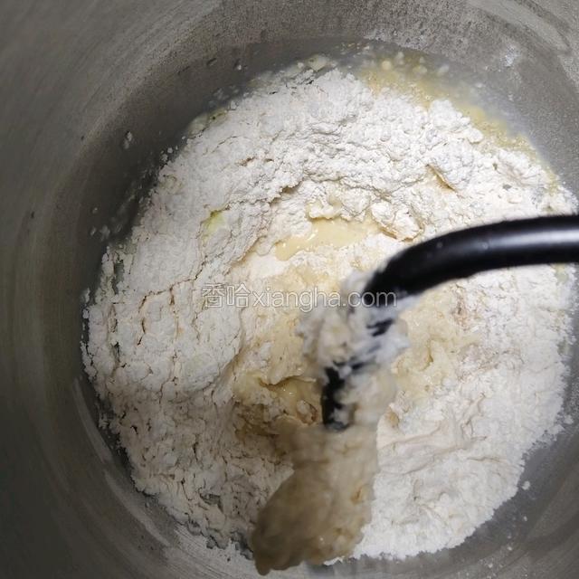 把除黄油外所有食材倒入厨师机，1档搅匀，4档打7分钟出粗膜