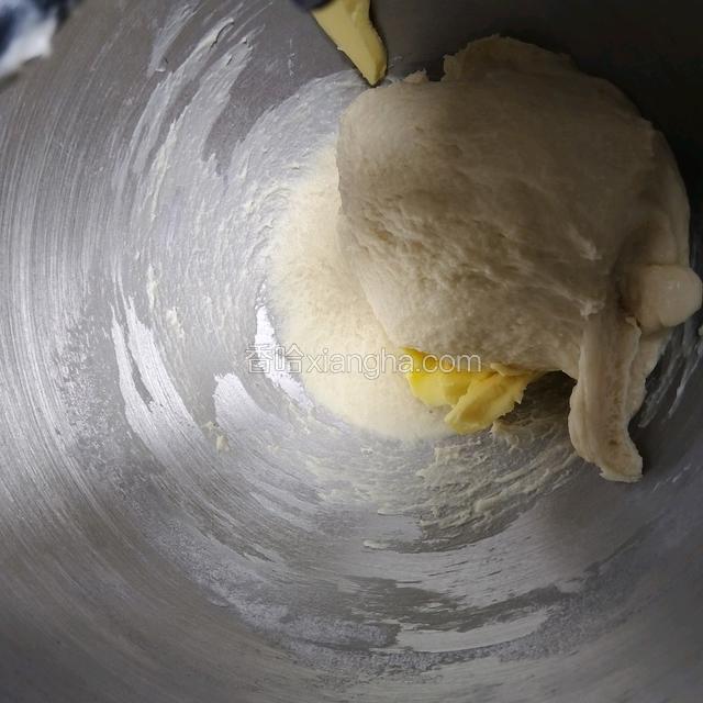 出粗膜后加入黄油，2档搅匀，4档打7~10分钟至扩展阶段