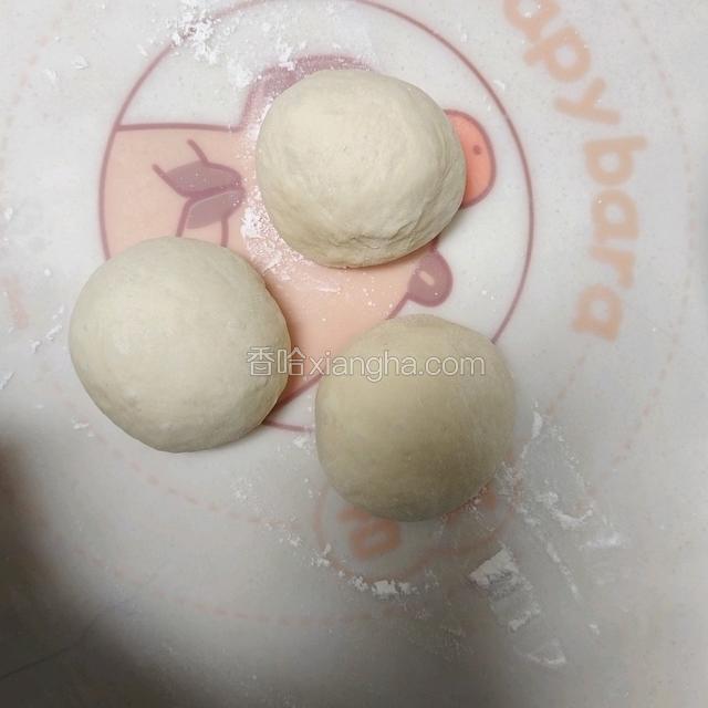 拍打排气，平均分成3等份，松弛20分钟