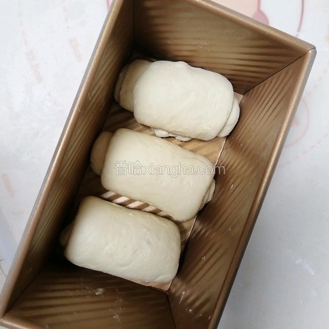 整形好放入吐司盒，发酵至8分满