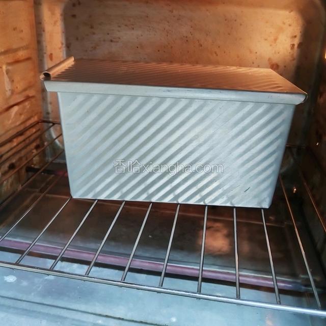 烤箱预热，上管160℃，下管180℃，下层烤30分钟