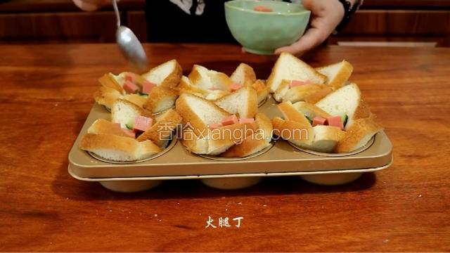 放入胡萝卜丁、黄瓜丁、火腿丁。