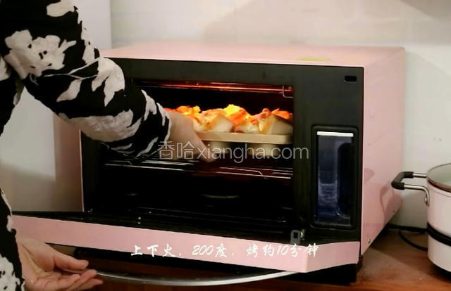 最后再放一只北极虾仁，200度烤10分钟。