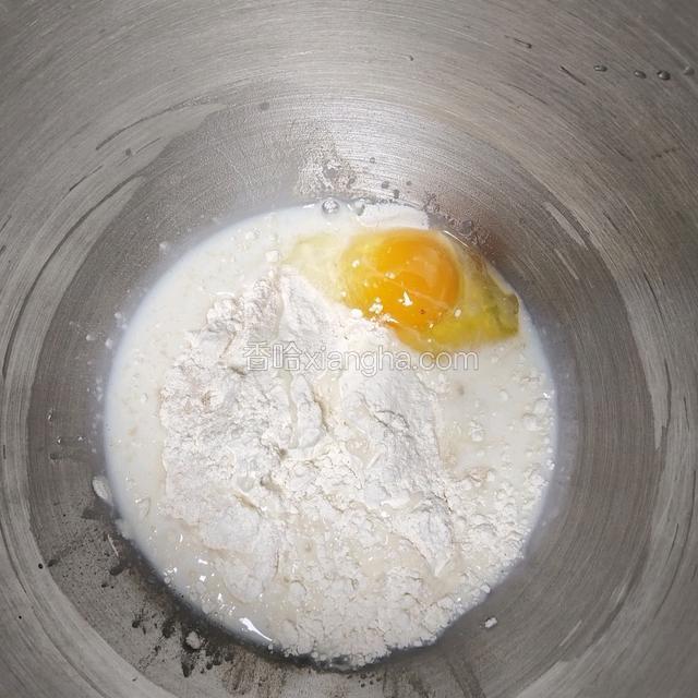 把中种的食材都倒入厨师机，1档搅匀，4档打10~15分钟至光滑阶段（出粗膜）