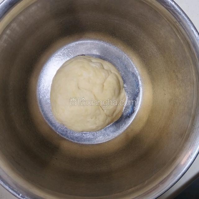 放入发酵盆，室温发酵半小时至1小时候，放入冰箱冷藏17小时左右