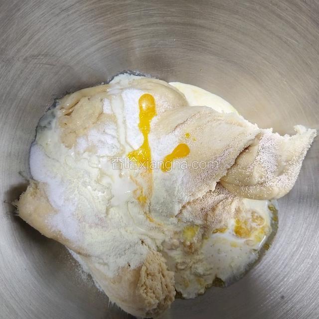 把中种面团撕成几块，加入主面团中所有食材放入厨师机，除黄油外。2档搅匀，4档打7~10分钟出粗膜