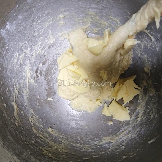 出粗膜后加入黄油，2档搅匀，4档打10~15分钟至扩展阶段