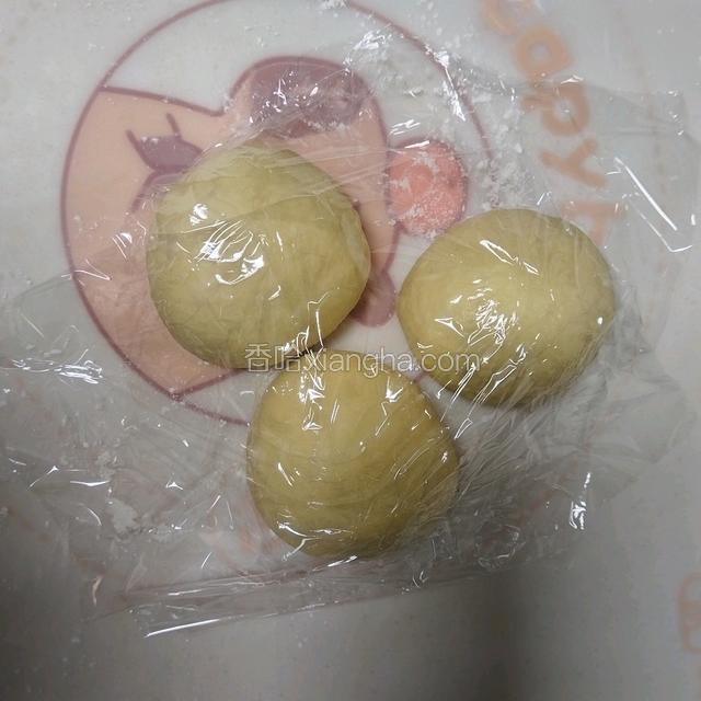 盖上保鲜膜，松弛5分钟