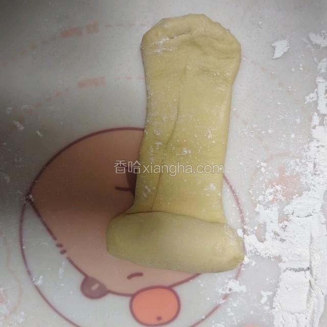 再擀开，从一段卷起