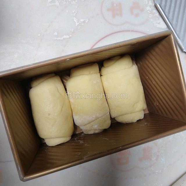 整形好放入吐司盒