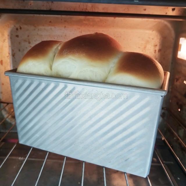 大概烤7~8分钟的时候，观察下上色情况，我这个当时没注意，上色深了