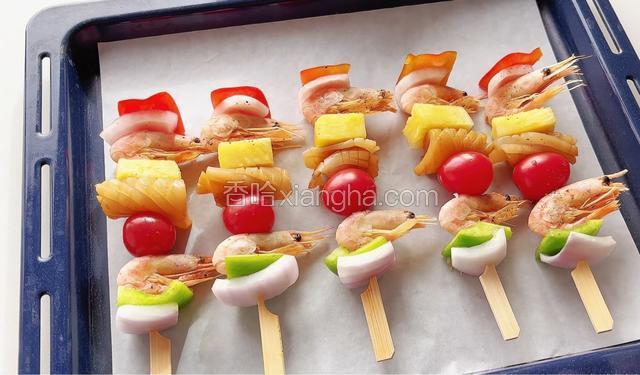 加拿大野生北极虾，捕自冰冷纯净的北大西洋和北冰洋深海，北极虾活虾在船上煮熟、分级、冷冻、装箱，直接解冻就可以吃，虾肉鲜甜q弹，北极虾入菜更是纷繁多样，选购北极虾时请认准这个协会LOGO，就能买到原产于加拿大的北极虾了，协会认可的产品，在品质等方面就更有保障，加拿大北极虾是熟冻的符合生食标准，可以在室温缓慢解冻，或用冷水冲洗解冻。