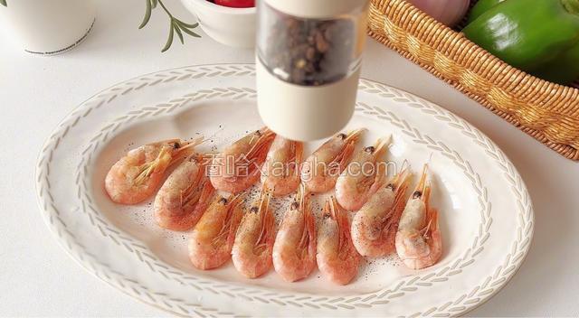 放少量盐、黑胡椒、柠檬汁，把加拿大北极虾腌制10分钟。