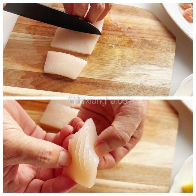 鱿鱼切花刀，再改刀成长方形的块。