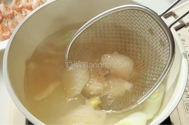 放入锅中，加葱、姜、料酒煮开捞出备用。