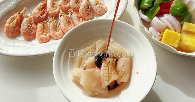 一勺生抽、一勺蚝油、适量黑胡椒碎，搅拌均匀，腌制10分钟。