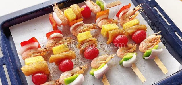 撒孜然粉、少量的盐、表面喷一层油。