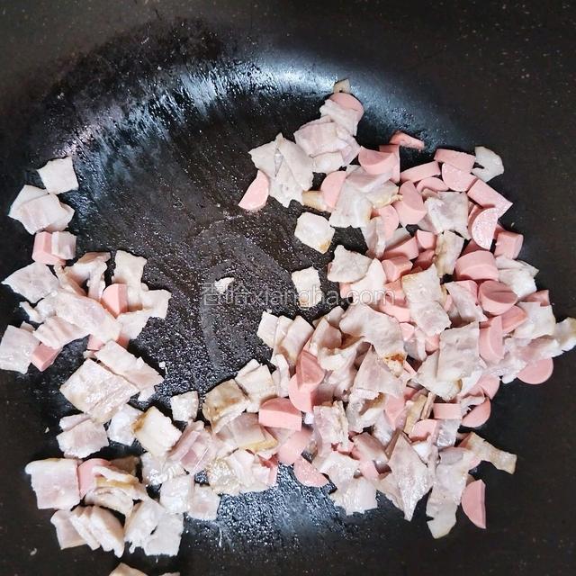 锅热下培根香肠炒一下，不需要放油