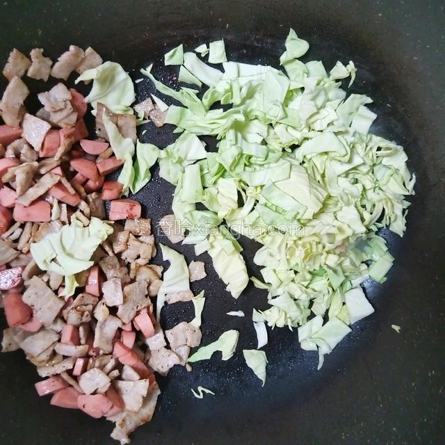香肠培根炒的差不多了，倒入包菜一起炒，炒至断生