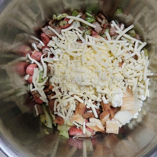 把培根香肠面包丁沙拉酱芝士碎黑胡椒盐大蒜都放入盆里拌匀