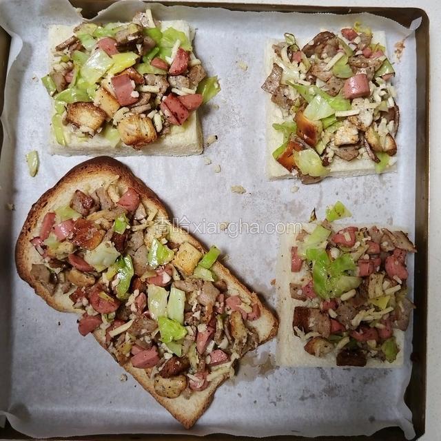把食材码在吐司片上