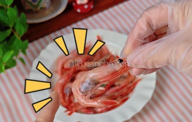 加拿大北极虾生虾解冻后颜色粉红，头部含有虾膏，虾肉淡粉色，腹籽富含蛋白质，虾青素。