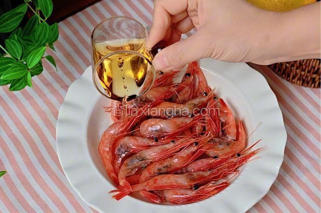 淋入白葡萄酒腌制10分钟。