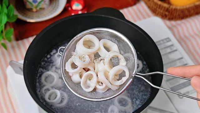 焯水20秒，鱿鱼圈卷起立马捞出。