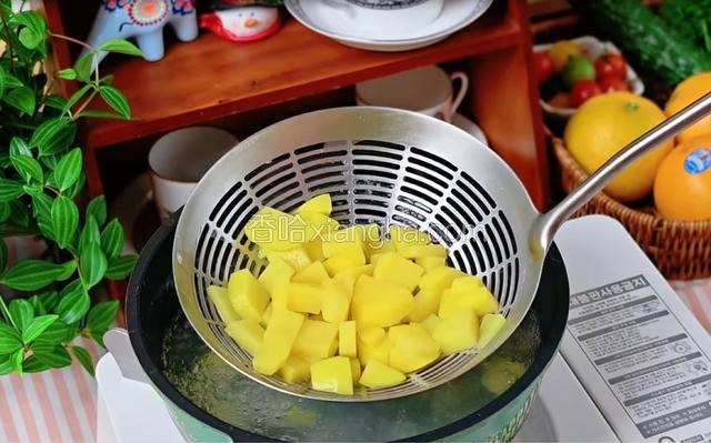 土豆切小块，煮熟捞晾凉备用。