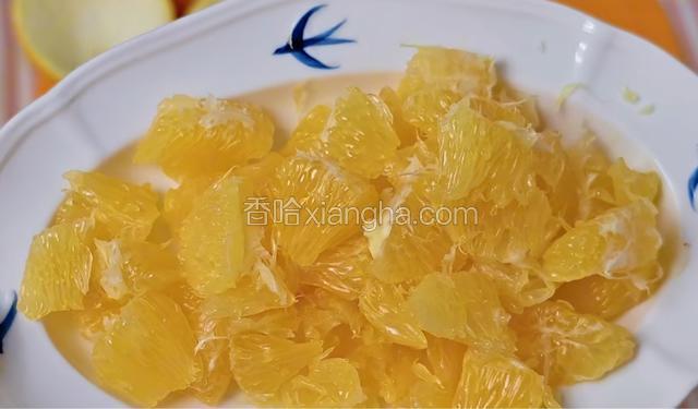 剥出橙子肉备用。