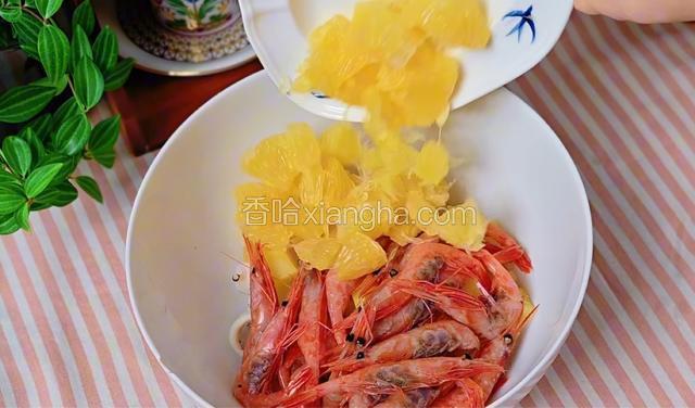 鱿鱼圈、土豆、加拿大北极虾生虾、橙肉倒入大碗中。