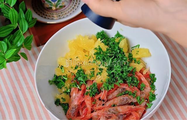 撒一把法香、倒入橙汁、加海盐、黑胡椒碎调味，拌均匀，挤入柠檬汁增香保色，沙拉就做好了。