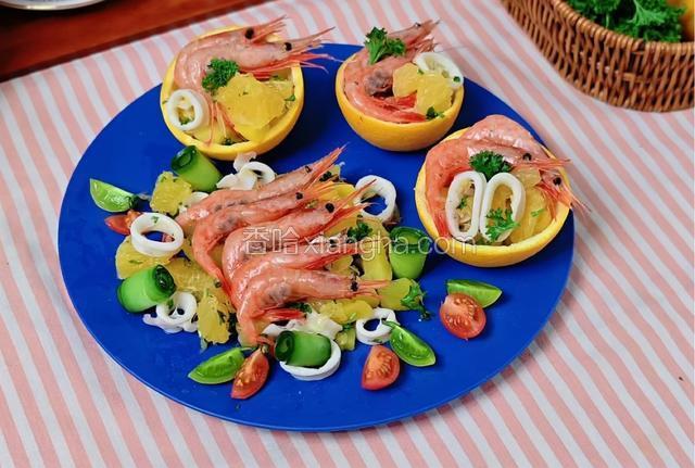 再用小番茄和青瓜卷装饰一下完成。